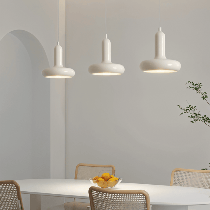 Lampe design colorée style Bauhaus, parfaite pour salle à manger contemporaine.