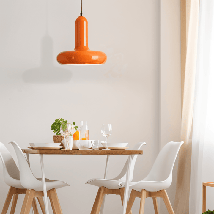 Éclairage suspendu Bauhaus unique, couleurs vives pour intérieur moderne.