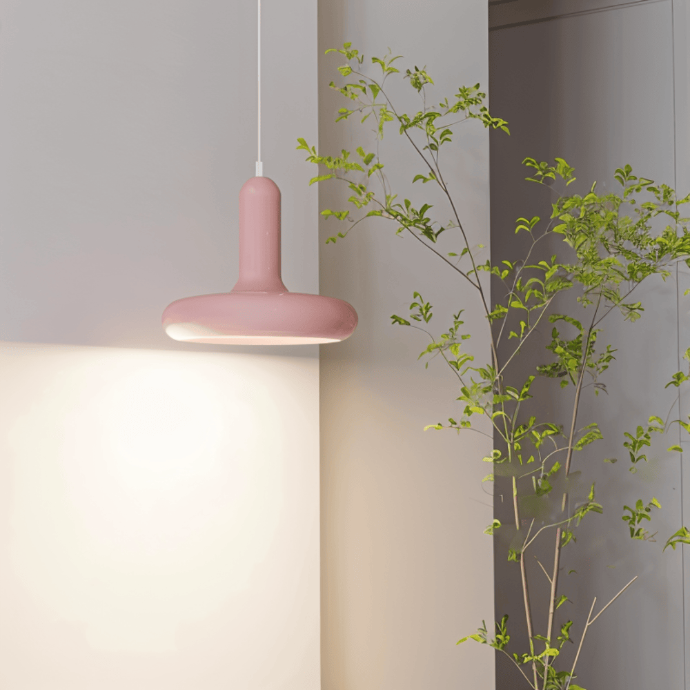 Suspension luminaire rétro colorée, style Bauhaus, ambiance cuisine lumineuse.
