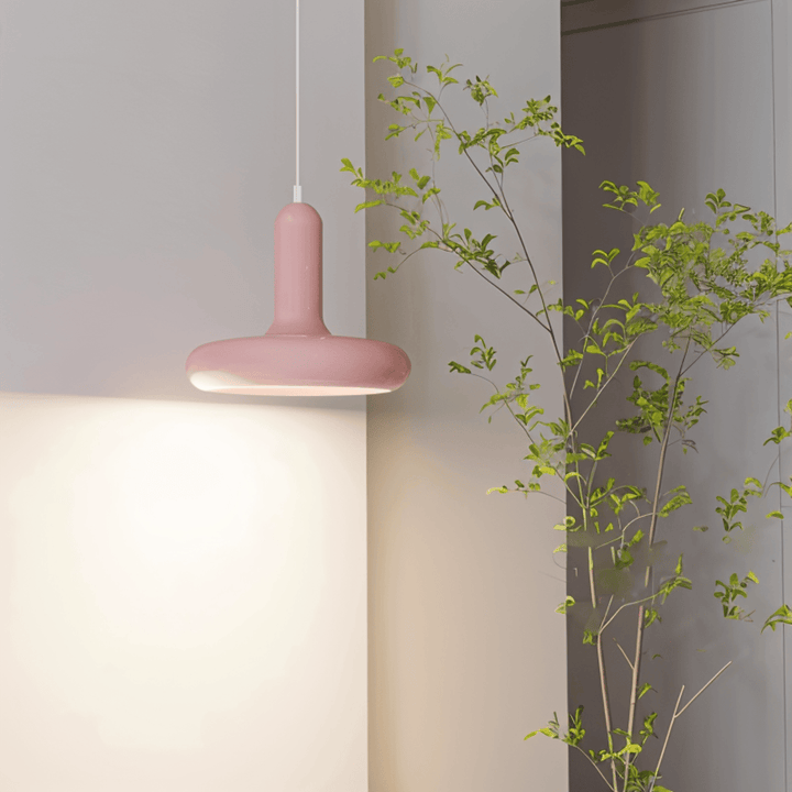 Suspension luminaire rétro colorée, style Bauhaus, ambiance cuisine lumineuse.