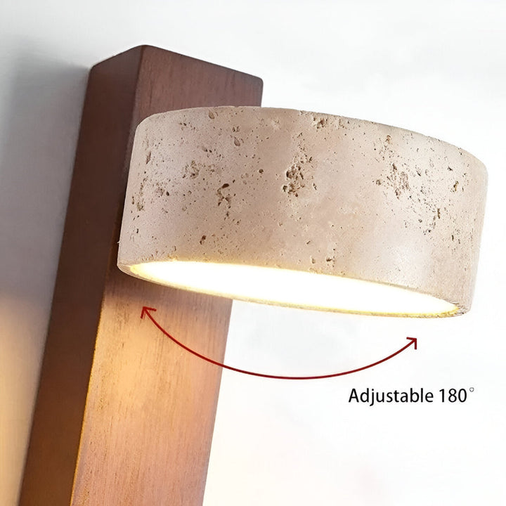 Applique LED bois et travertin, luminaire mural design pour un éclairage intérieur raffiné.
