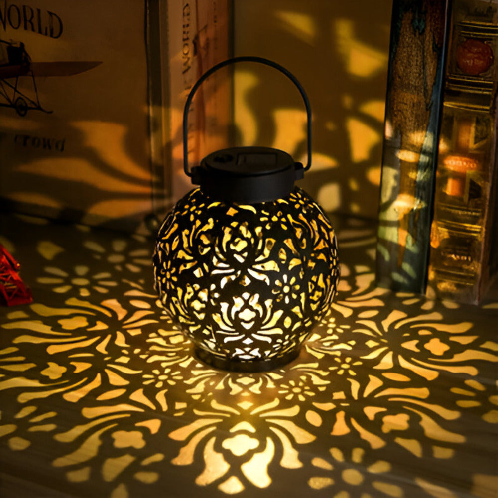 Lanterne solaire LED suspendue rustique, idéale pour l'éclairage de jardin extérieur.