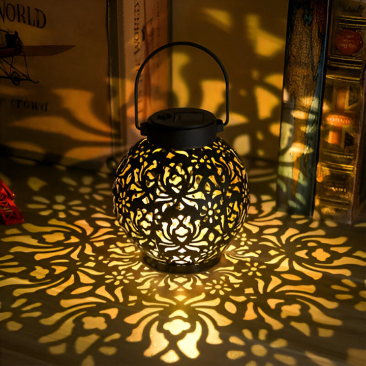 Lanterne solaire LED suspendue rustique, idéale pour l'éclairage de jardin extérieur.