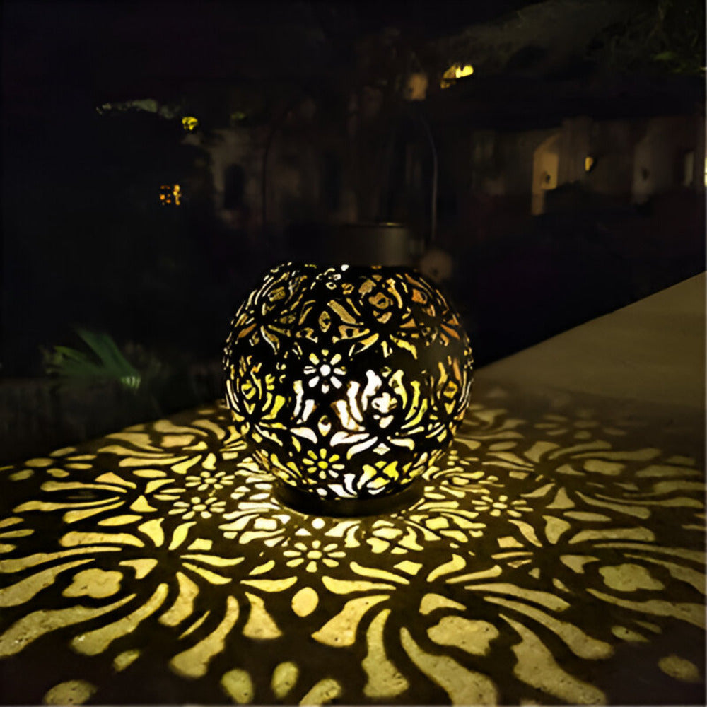 Décoration de jardin rustique: lanterne solaire LED étanche et écologique.