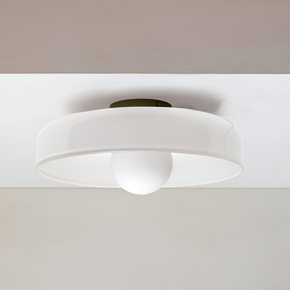 Plafonnier LED rond, lumière douce et économe, style contemporain épuré.