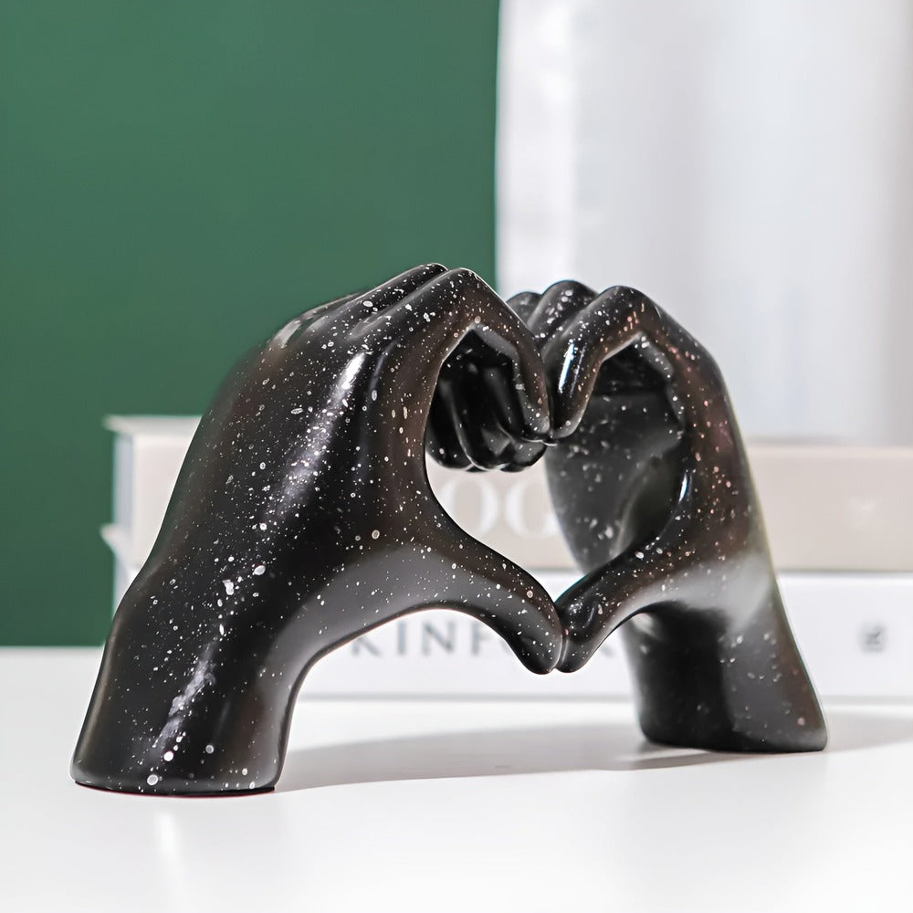 Ornement moderne : sculpture mains entrelacées. Ajoute une touche romantique à votre intérieur.