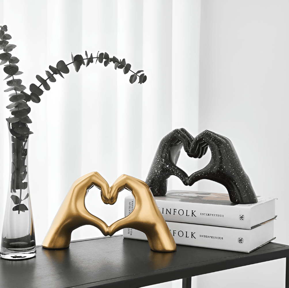 Sculpture mains entrelacées moderne, symbole d'amour éternel. Décoration salon élégante.