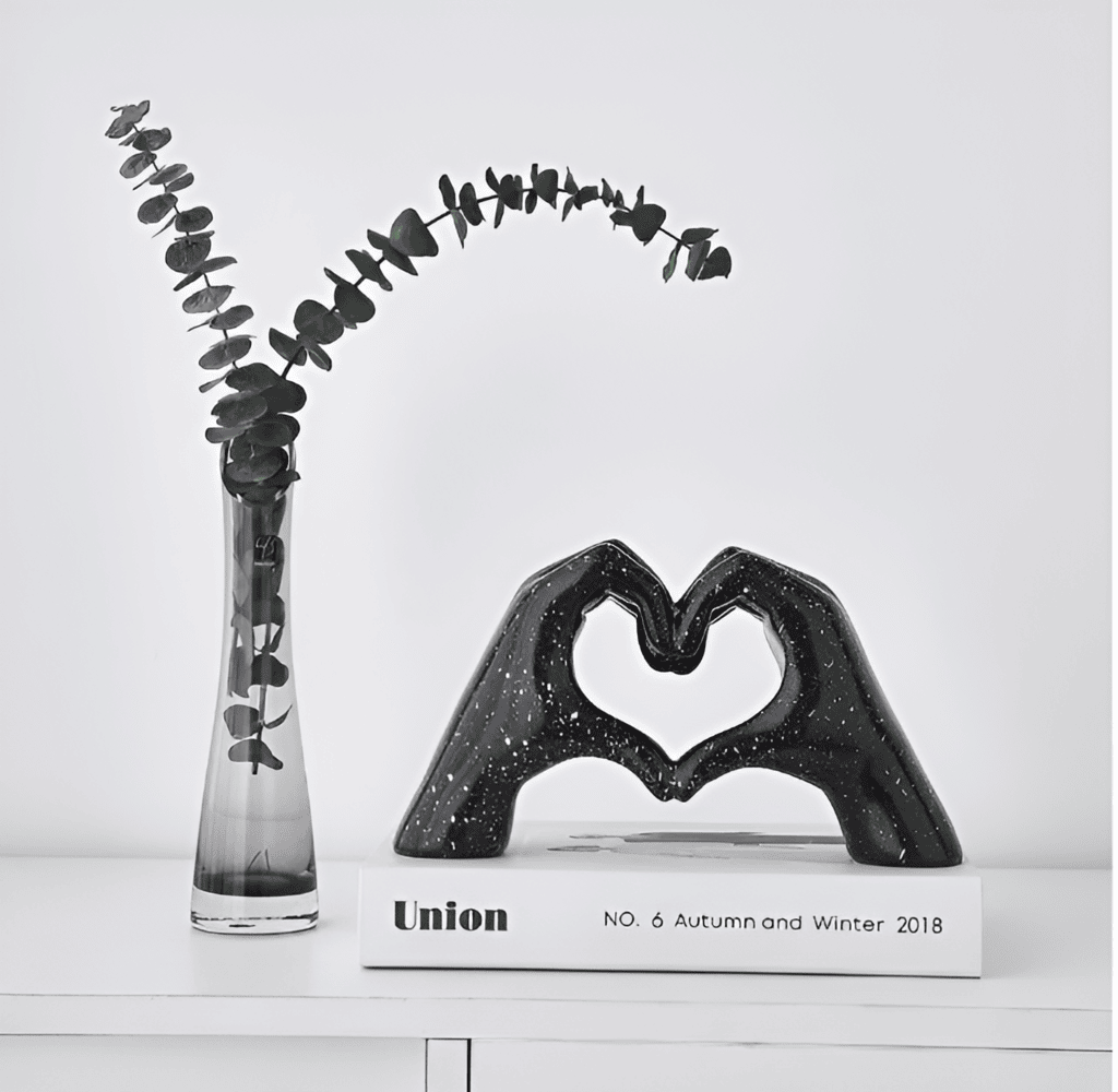 Sculpture artistique mains entrelacées, finition raffinée. Idéale comme cadeau d'amour éternel.