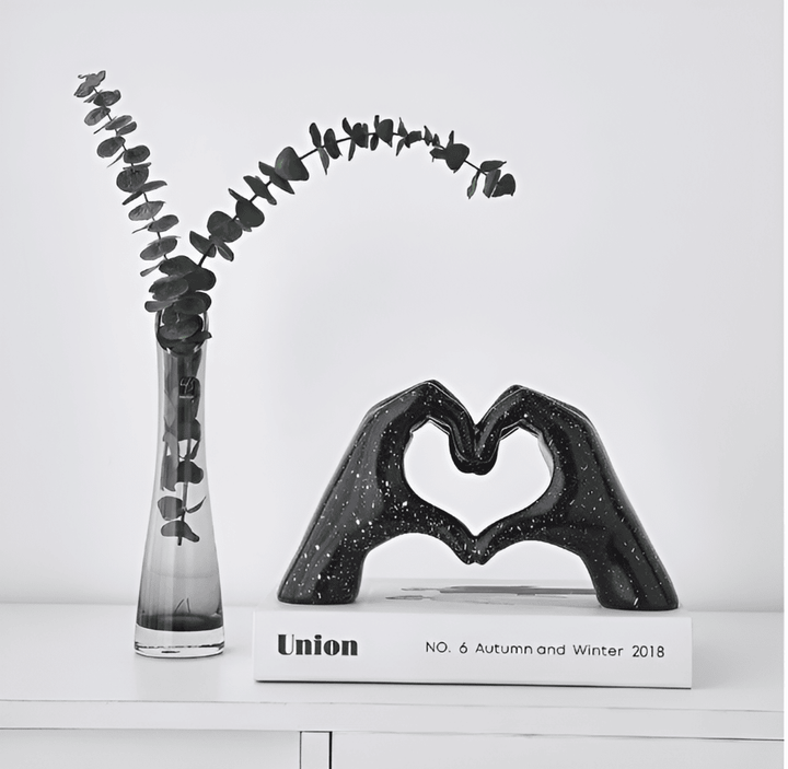 Sculpture artistique mains entrelacées, finition raffinée. Idéale comme cadeau d'amour éternel.