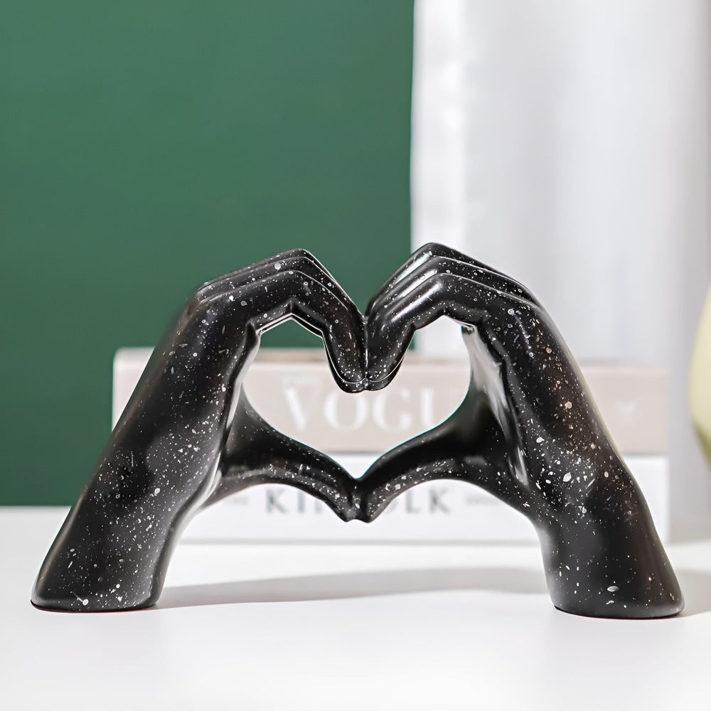 Art décoratif : sculpture de mains entrelacées, symbole d'amour et de connexion. Idéale pour salon.