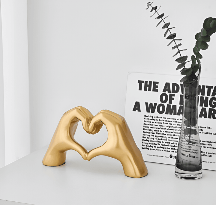 Objet décoratif contemporain : sculpture mains entrelacées. Symbole de connexion et d'amour romantique.
