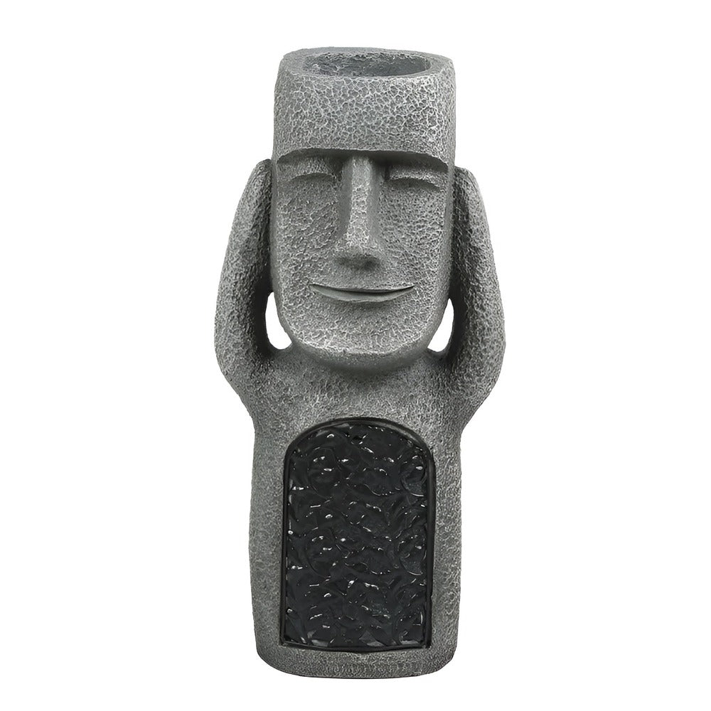 Ensemble de figurines Moai solaires éclairant un jardin, décoration Île de Pâques pour un extérieur zen et lumineux.