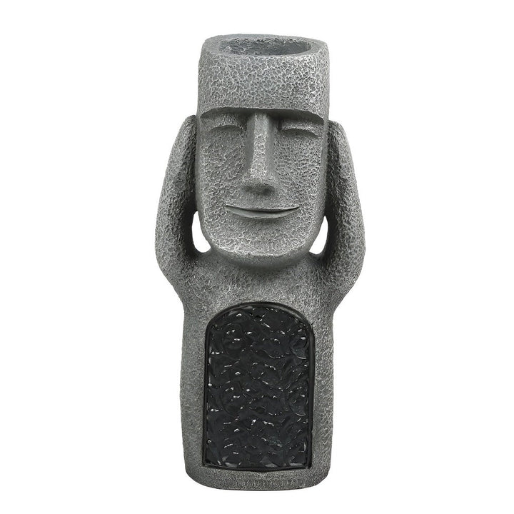 Ensemble de figurines Moai solaires éclairant un jardin, décoration Île de Pâques pour un extérieur zen et lumineux.