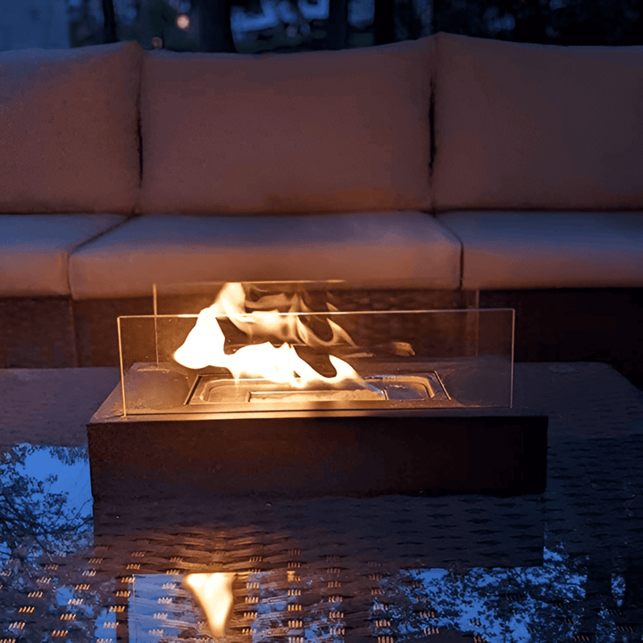 Cheminée de table rectangulaire, foyer bioéthanol design pour salon, apporte une flamme sans fumée apaisante.