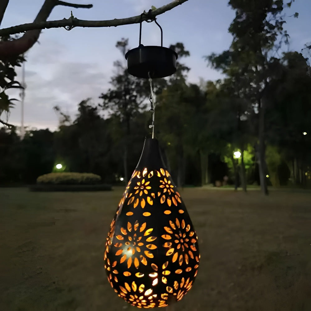 Lanterne décorative de jardin en métal, alimentation solaire, parfaite pour l'éclairage d'une allée.