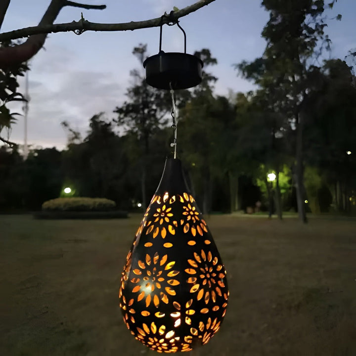 Lanterne décorative de jardin en métal, alimentation solaire, parfaite pour l'éclairage d'une allée.