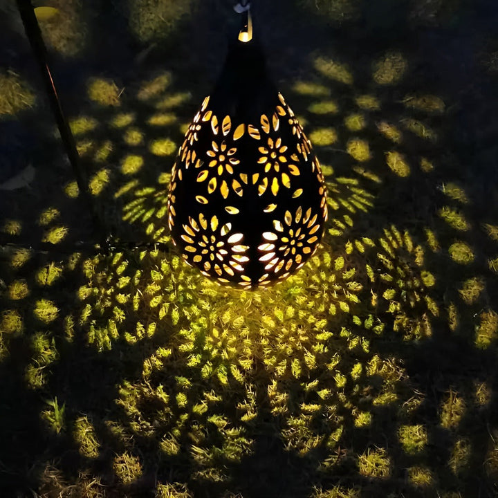 Éclairage solaire LED pour jardin, lanterne en métal offrant une ambiance extérieure accueillante la nuit.