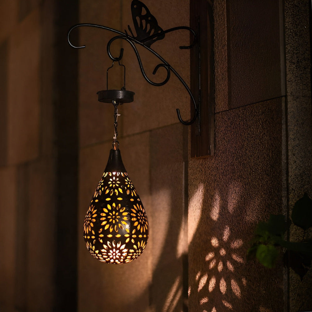 Lanterne de jardin solaire autonome en métal noir, solution d'éclairage décoratif et écologique.