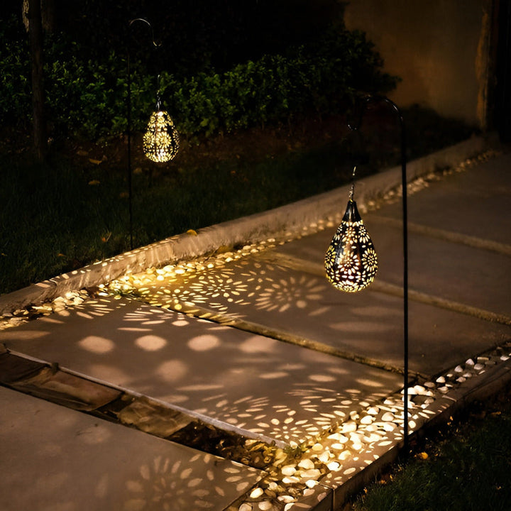 Lanterne solaire décorative en métal ajouré pour jardin, éclairage d'ambiance LED chaleureuse.