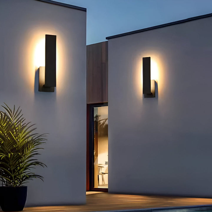 Applique murale LED étanche, design minimaliste scandinave pour éclairage extérieur moderne de façade.