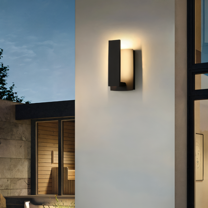 Applique murale extérieure Noctira LED, étanche, idéale pour éclairage de jardin ou façade moderne.