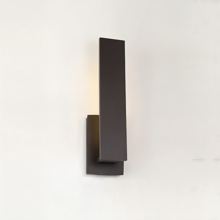 Éclairage extérieur moderne, applique murale LED étanche, design minimaliste scandinave pour façade.