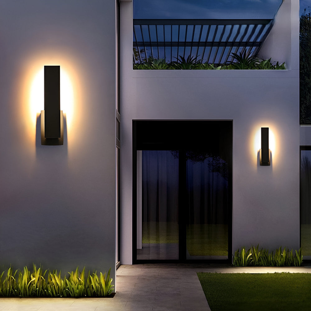 Éclairage mural extérieur moderne, résistant intempéries, design minimaliste scandinave pour jardin.
