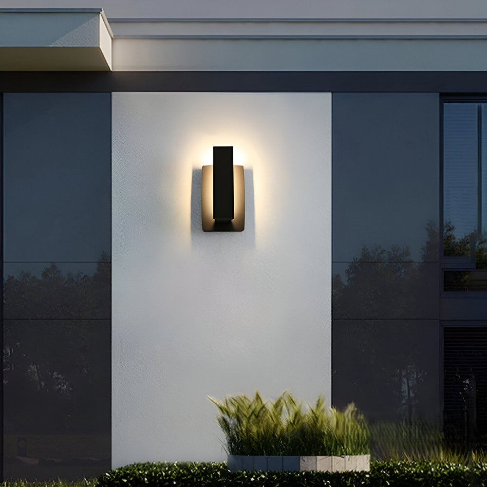 Applique murale Noctira LED, étanche et moderne, pour un éclairage extérieur minimaliste de qualité.