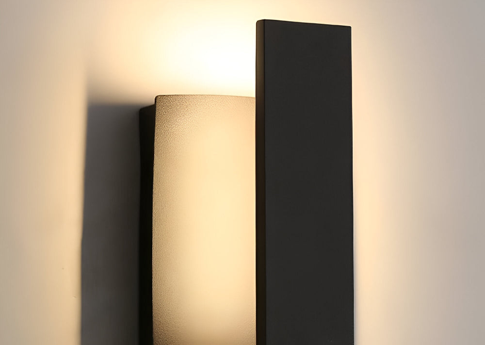Éclairage mural extérieur LED, résistant aux intempéries, design scandinave minimaliste pour façade.
