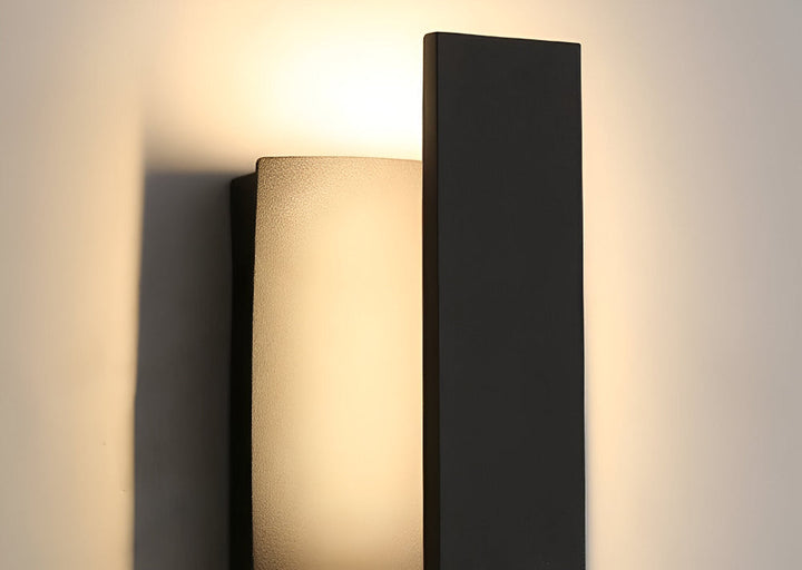 Éclairage mural extérieur LED, résistant aux intempéries, design scandinave minimaliste pour façade.