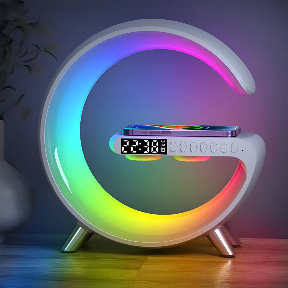 Lampe de nuit LED design G avec chargeur sans fil, horloge numérique et enceinte Bluetooth pour chambre moderne.