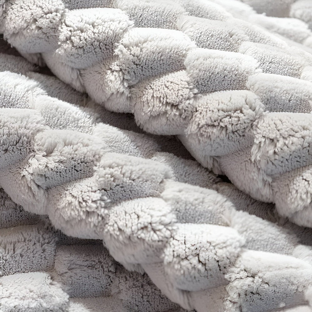 Protection canapé gris avec texture nid d'abeille antidérapante en polyester, idéale pour un salon chic et pratique.