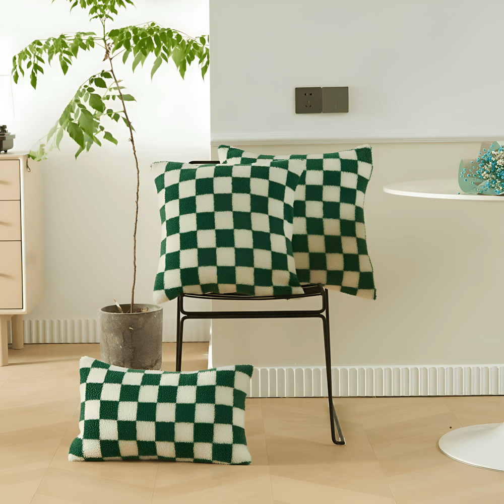 Housse de coussin en coton motif échiquier moderne. Parfaite pour décorer un salon ou une chambre style bohème.