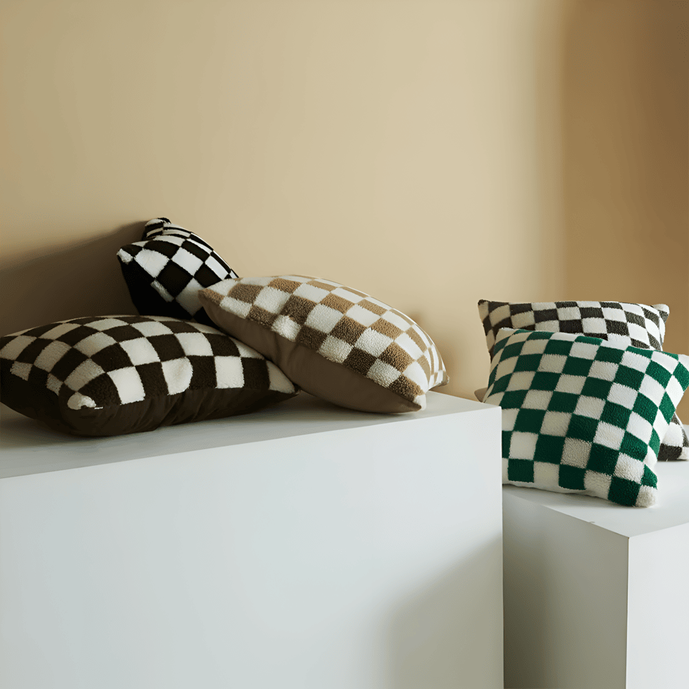 Housse de coussin échiquier bohème. Ce textile apporte une touche moderne et confortable à votre salon ou chambre.