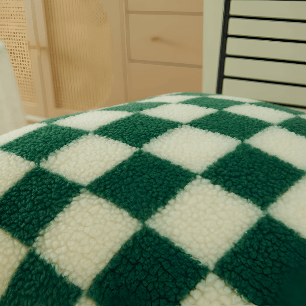 Image de housse de coussin à motif échiquier, style bohème. Idéale pour rehausser la déco d'un salon ou d'une chambre.