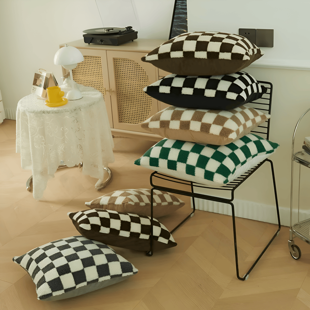Housse de coussin en textile coton, motif carreaux échiquier. Accessoire de décoration bohème moderne pour la maison.