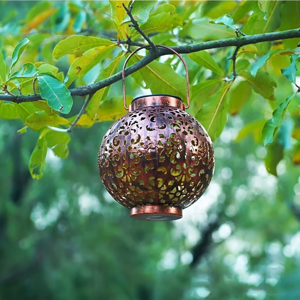 Lampe solaire suspendue vintage, parfaite pour apporter une atmosphère unique et un éclairage charmant au jardin.