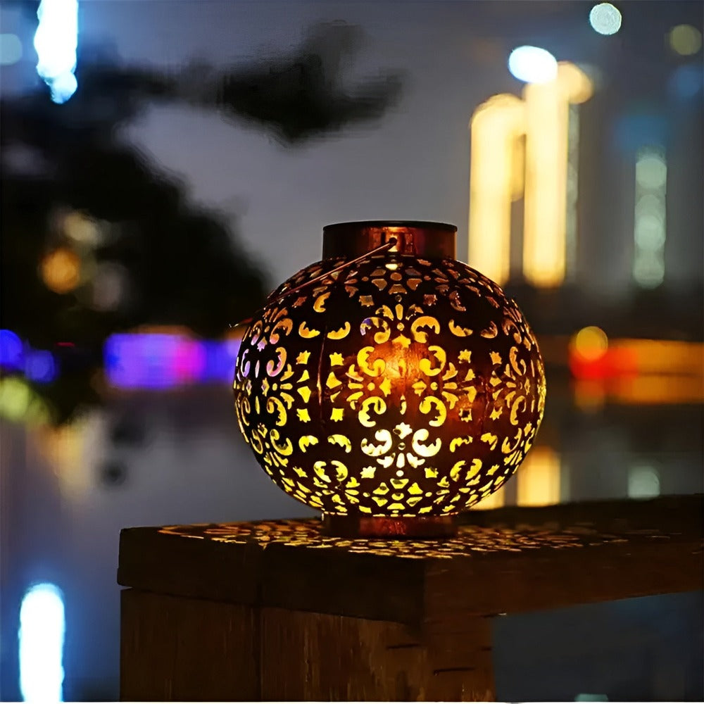 Décoration solaire: lanterne vintage suspendue au crépuscule, diffusant une douce lumière pour jardin et terrasse.