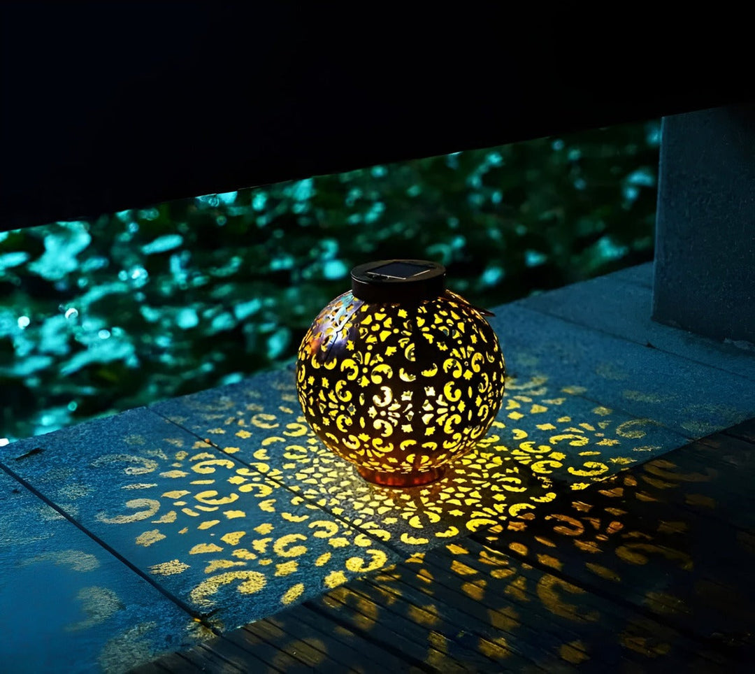 Détail d'une lampe solaire suspendue vintage, idéale pour éclairage extérieur de jardin, robustesse IP65.