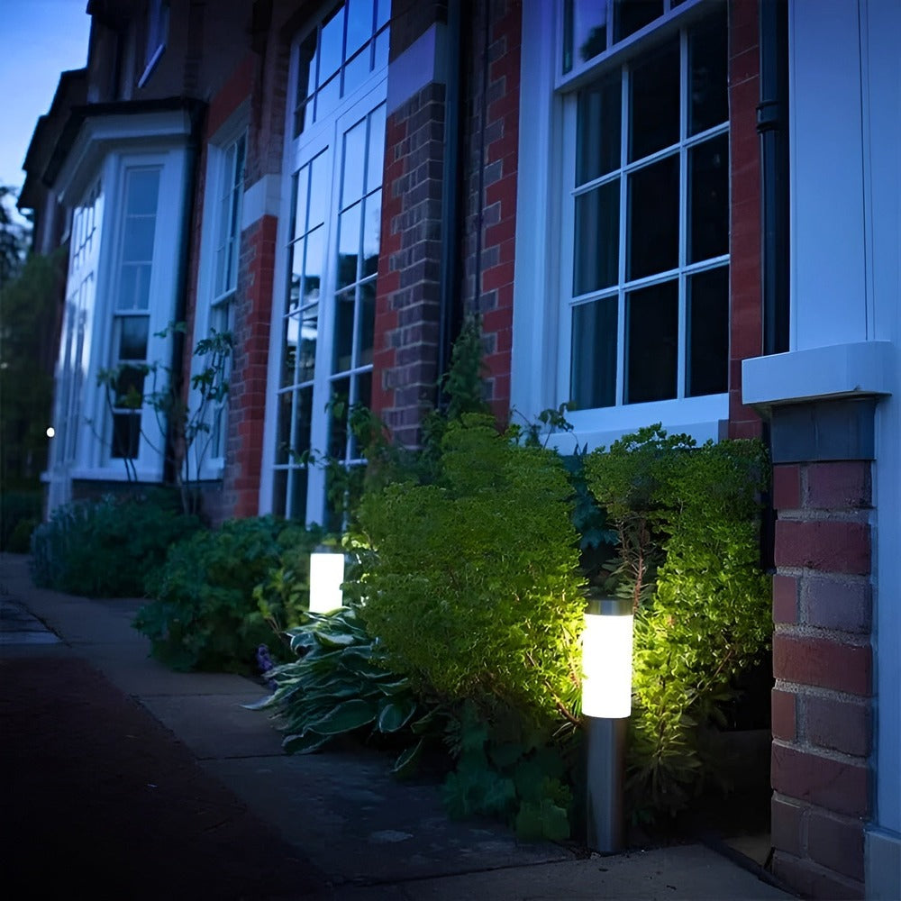 Lampe jardin solaire en acier inoxydable résistant aux intempéries, design moderne pour décor extérieur.