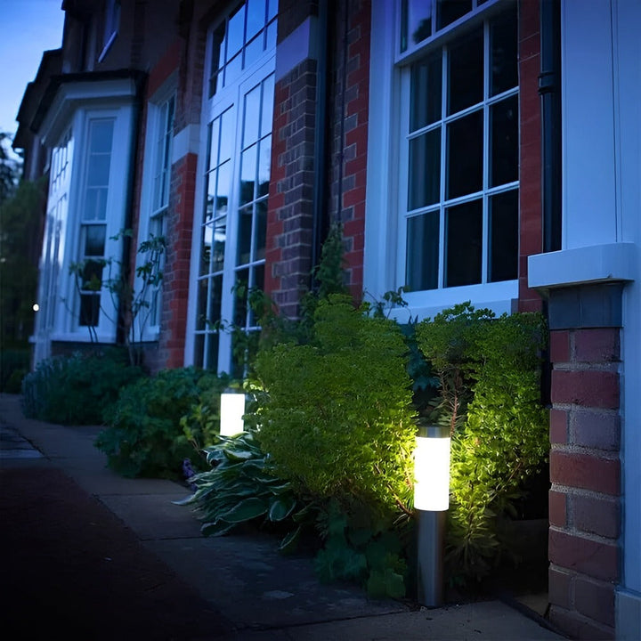 Lampe jardin solaire en acier inoxydable résistant aux intempéries, design moderne pour décor extérieur.