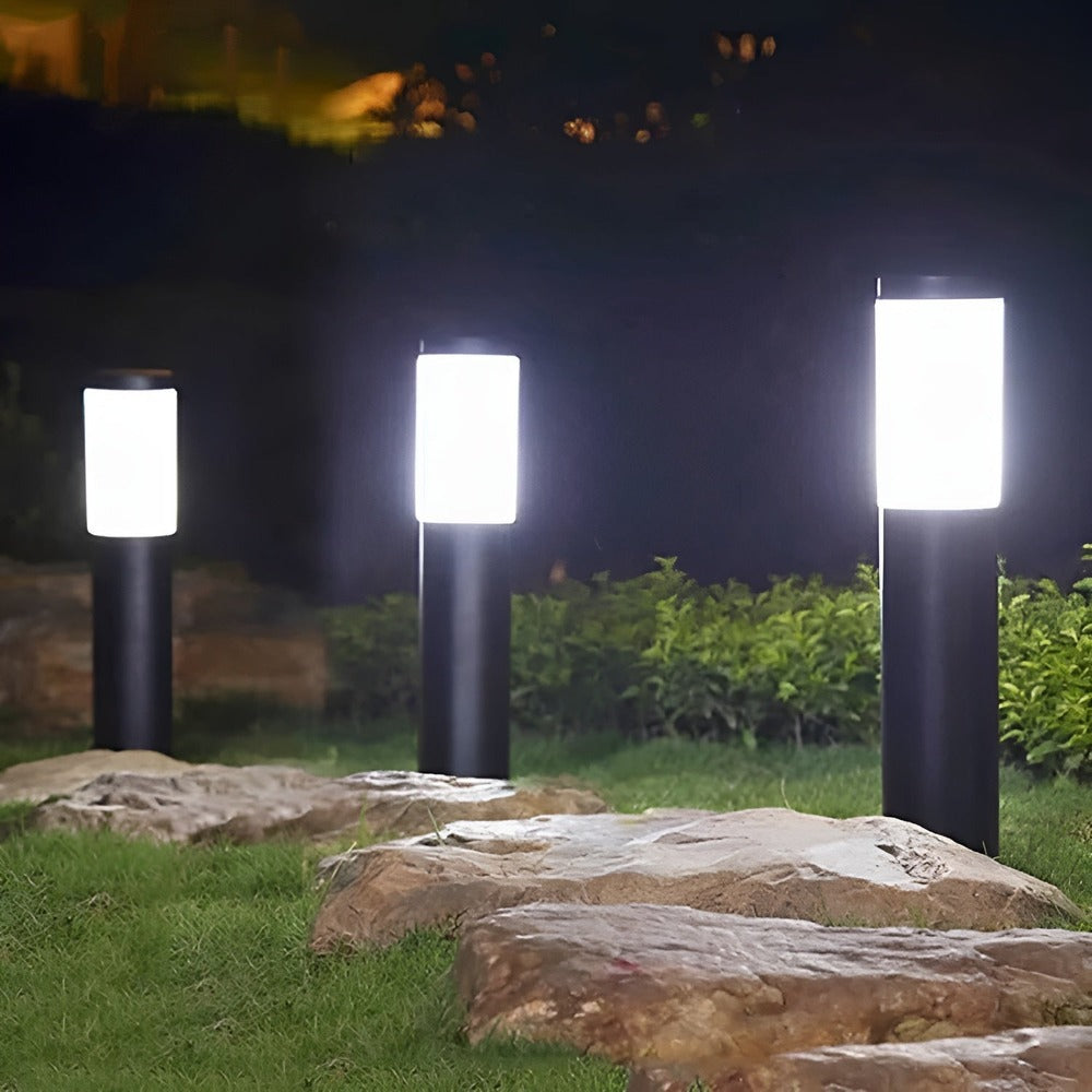 Balisage d'allée élégant : potelet solaire LED en acier inoxydable pour un éclairage de jardin durable.
