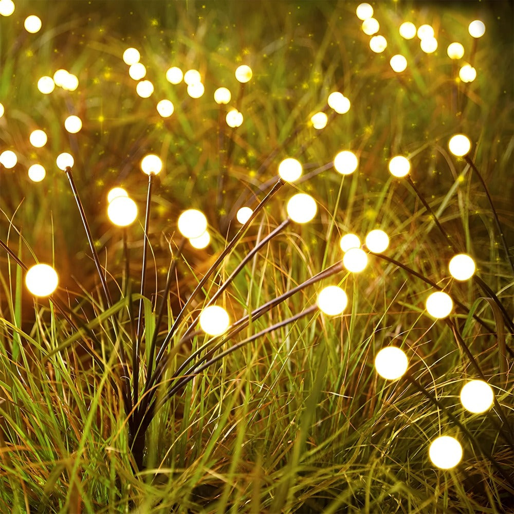 Détail d'une lampe solaire lucioles LED, perle lumineuse décorant élégamment le jardin.