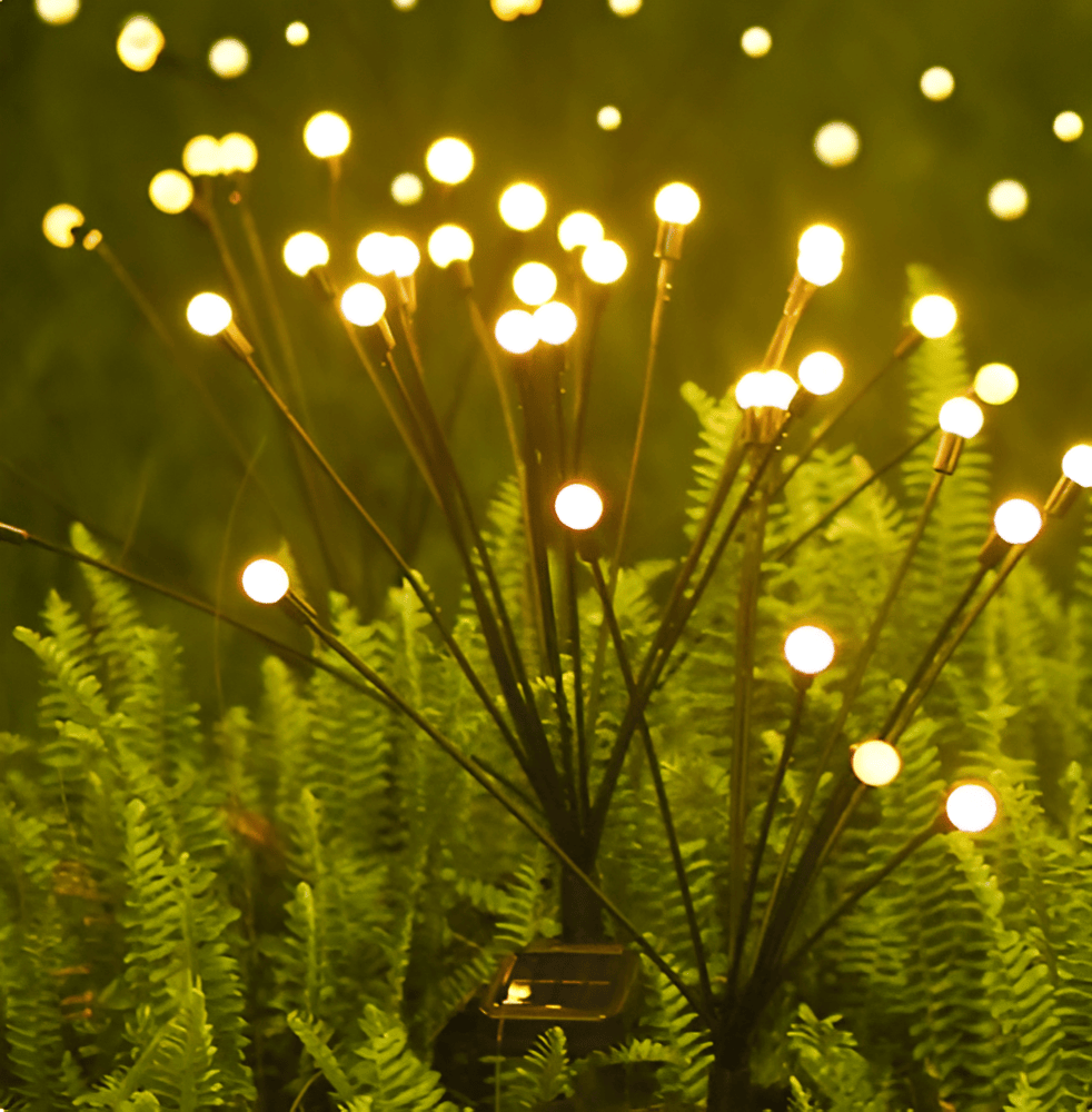 Guirlande de lumières solaires lucioles créant une ambiance magique au crépuscule dans le jardin.