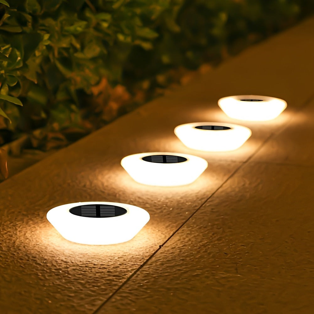 Lampe solaire LED moderne et élégante pour un éclairage de jardin extérieur autonome et étanche.