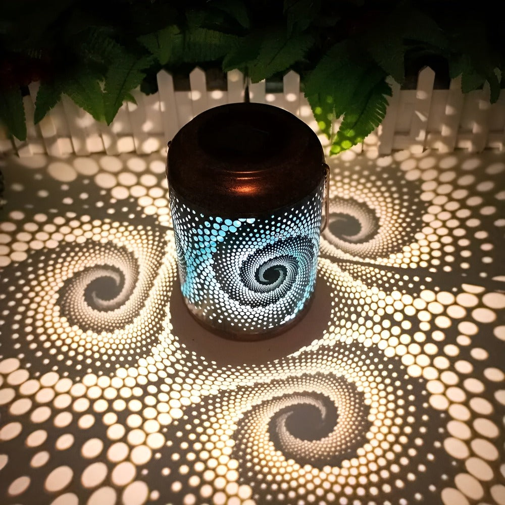 Lampe de jardin LED avec motif spirale élégant, idéale pour éclairer vos espaces extérieurs.