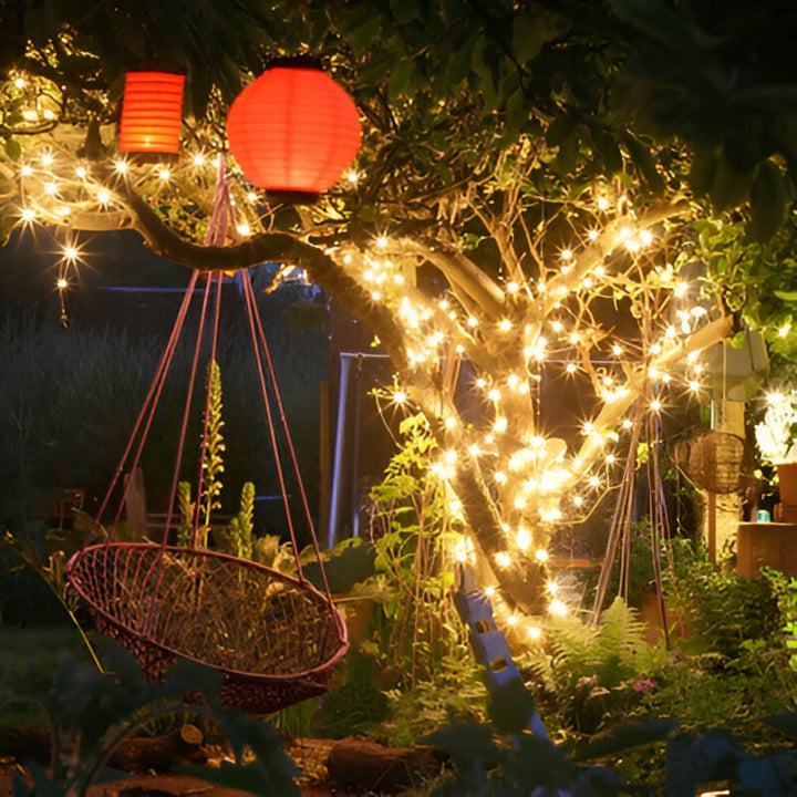 Guirlande solaire LED étanche pour jardin, créant une ambiance chaleureuse en extérieur.