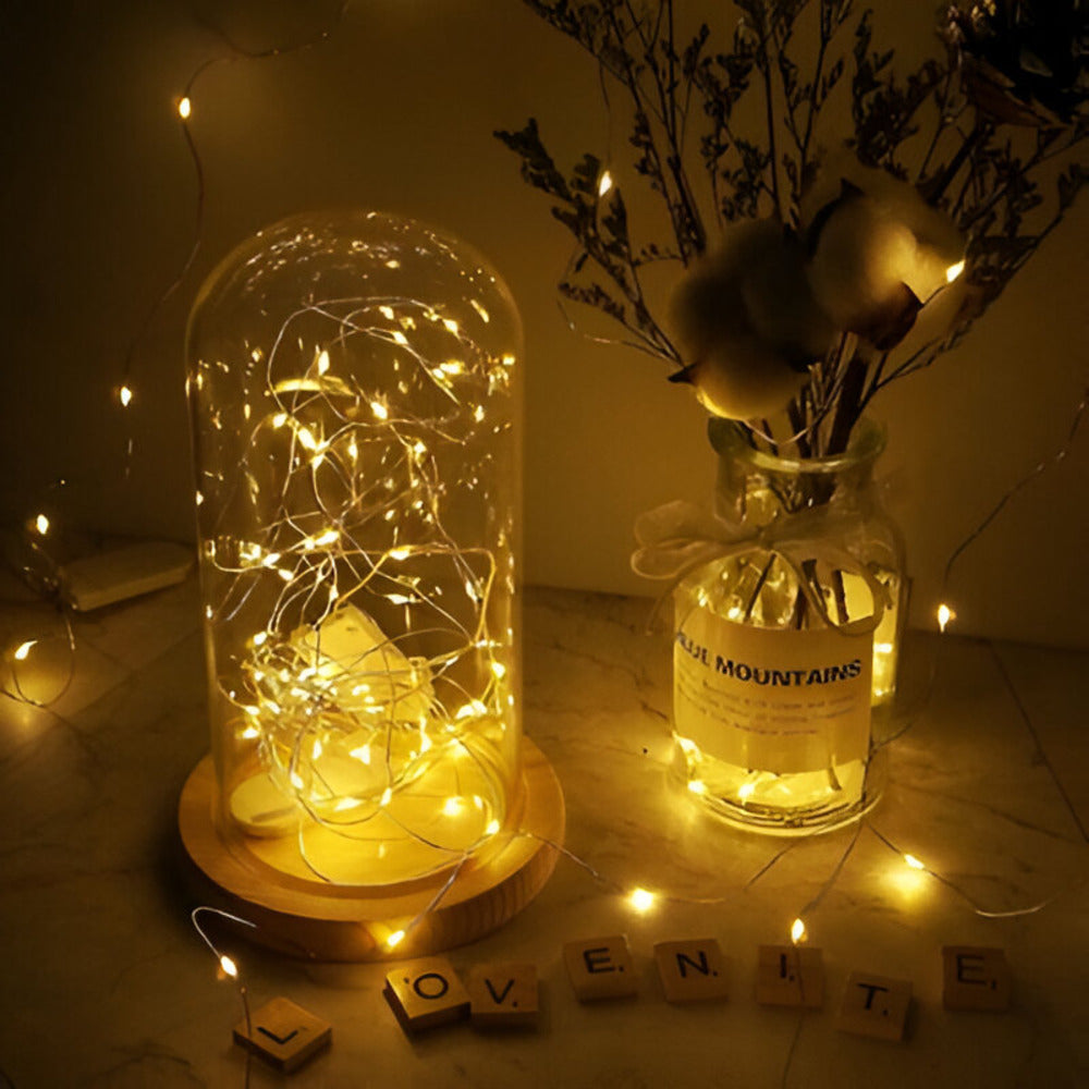 Guirlande solaire LED ambiance chaleureuse, idéale pour les soirées d'été sur la terrasse.