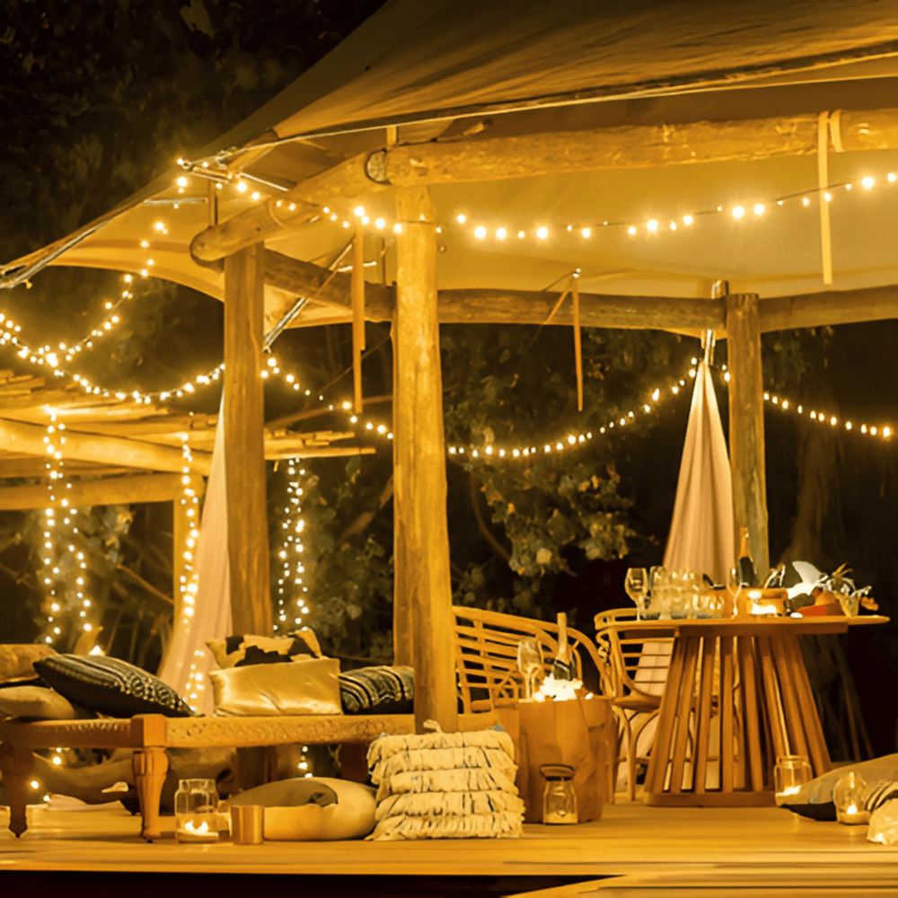 Guirlande solaire LED étanche pour balcon, crée une lumière d'ambiance douce et accueillante.