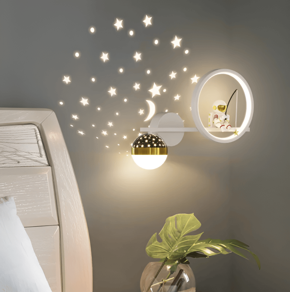Lampe murale LED astronaute pour chambre enfant, projette des étoiles, crée une ambiance douce et unique.